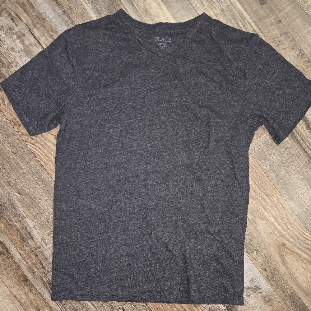 Boy's Childrens Place Charcoal V-Neck Short Sleeve Tee Size: Large (10/12)